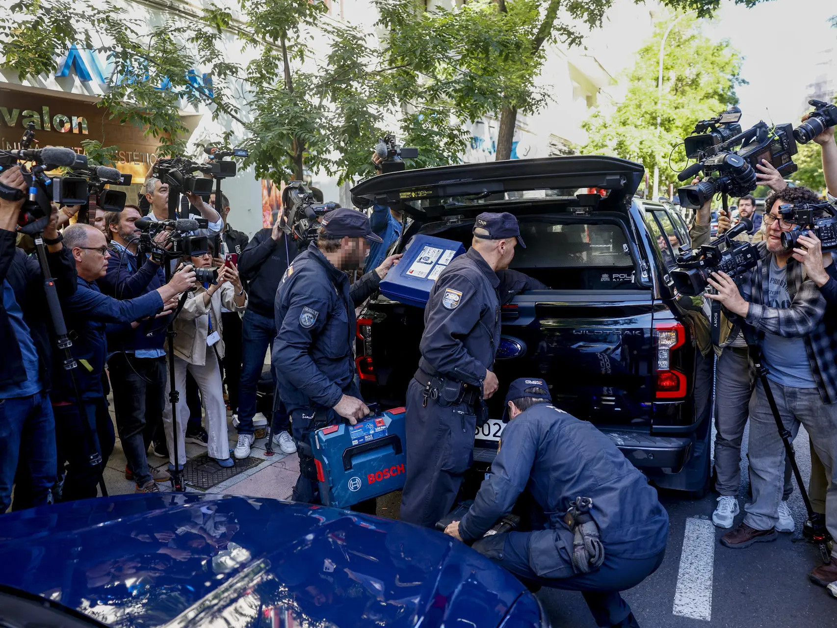 Agentes policiales durante un registro relacionado con una investigación judicial.